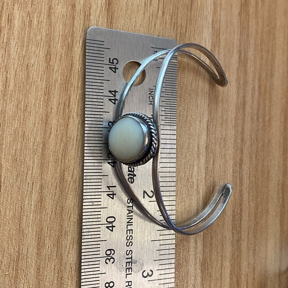 Three fun silver cuff bracelets – lapis, scrolls & white agate - Picture 13 of 14